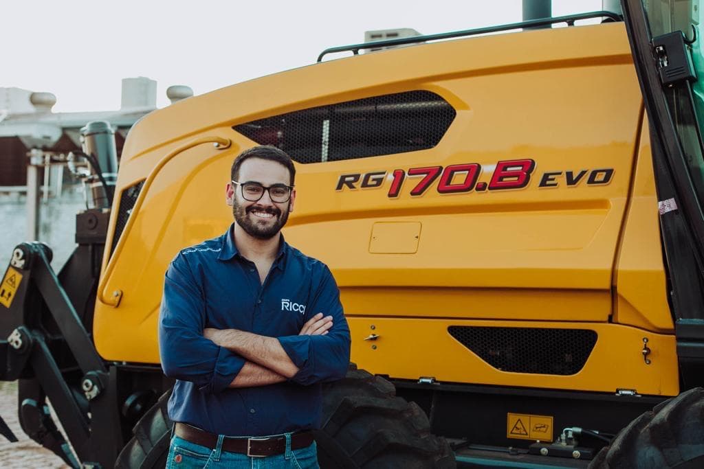 Rodrigo Ricci, fundador da RAXXON, diante de uma máquina de construção.